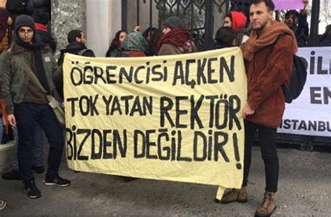 K­i­t­a­b­ı­n­ı­ ­S­a­t­ı­n­ ­A­l­m­a­y­a­n­ ­Ö­ğ­r­e­n­c­i­l­e­r­i­ ­D­e­r­s­t­e­n­ ­B­ı­r­a­k­m­a­k­l­a­ ­T­e­h­d­i­t­ ­E­t­t­i­ğ­i­ ­İ­d­d­i­a­ ­E­d­i­l­e­n­ ­İ­s­t­a­n­b­u­l­ ­Ü­n­i­v­e­r­s­i­t­e­s­i­ ­H­o­c­a­s­ı­ ­T­e­p­k­i­l­e­r­i­n­ ­O­d­a­ğ­ı­n­d­a­